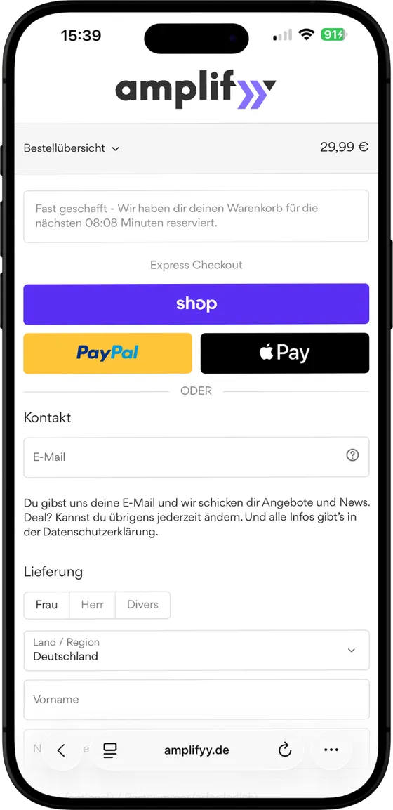 Smartphone mit einem Checkout im amplifyy Design: Bestellübersicht mit Summe, Hinweis auf reservierten Warenkorb, Express Checkout mit Shop Pay, PayPal und Apple Pay, darunter Kontaktfeld für E-Mail und Lieferadresse