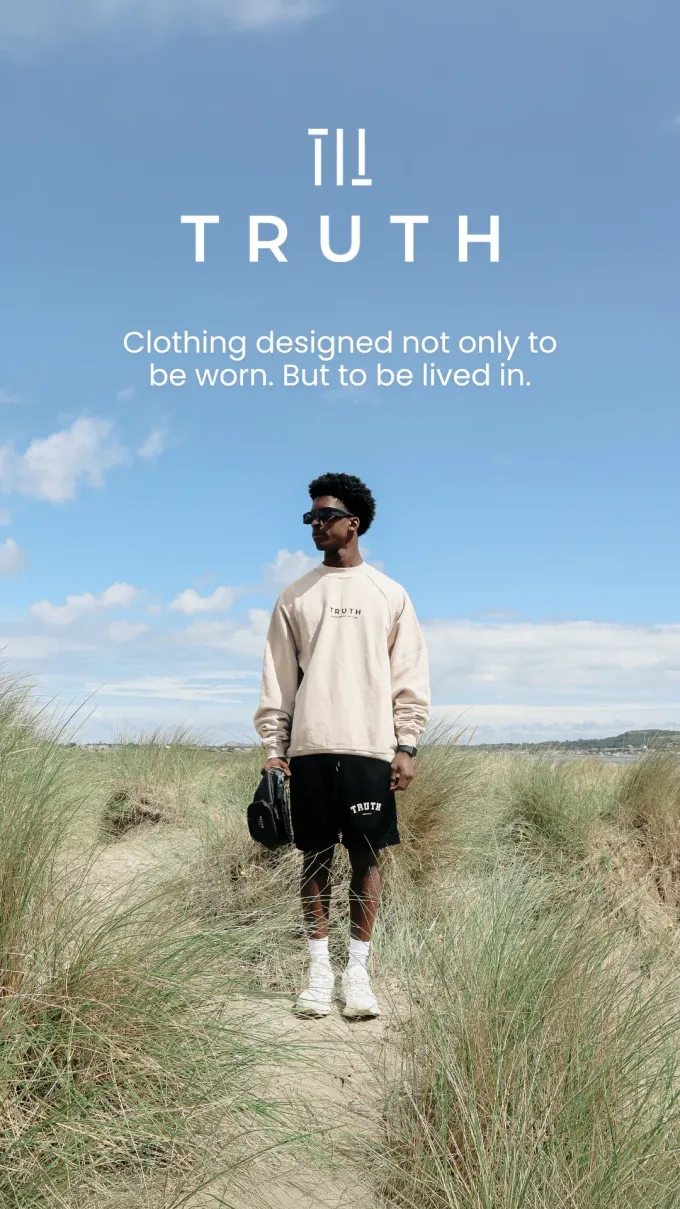 Brand Ad von Truth Apparel im Story-Format 9:16: ein Model in den Dünen mit dem Claim Clothing designed not only to be worn. But to be lived in.