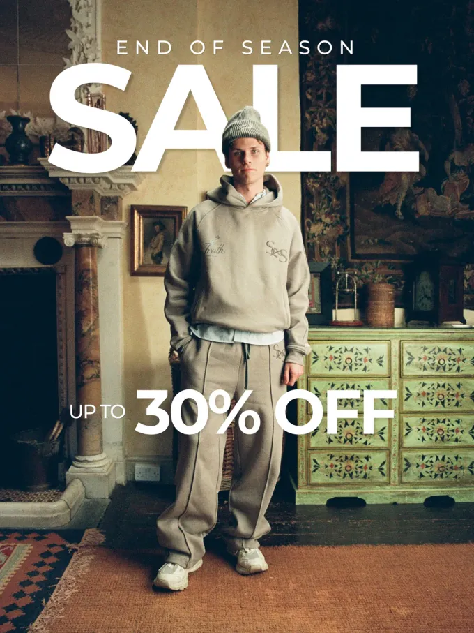 Social Ad von Truth Apparel im Format 3:4: ein Model im Hoodie mit der Headline End of Season Sale, bis zu 30 Prozent Rabatt