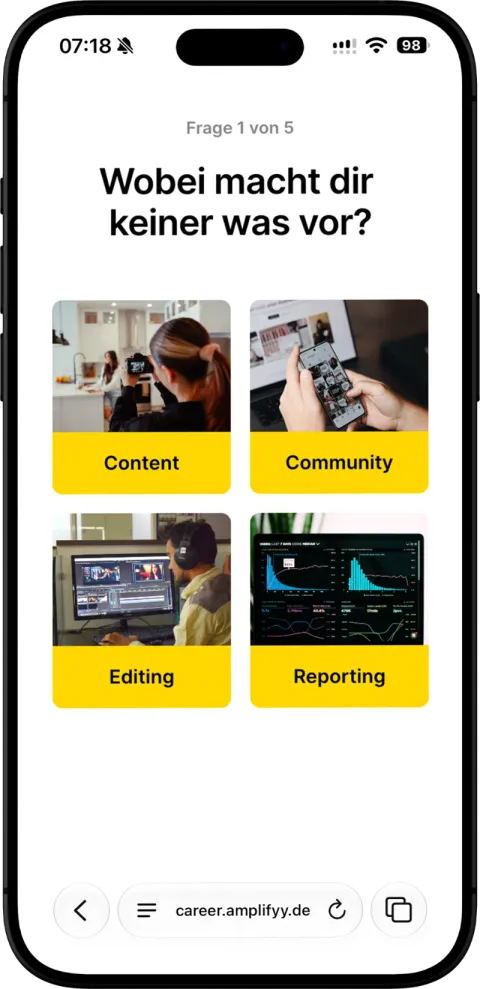 Mobiler Recruiting-Funnel im Smartphone-Mockup: erste Frage der Vorqualifizierung mit vier Antwortkacheln zu Content, Community, Editing und Reporting